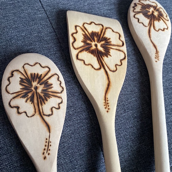 Handcrafted woodburned Hibiscus tropical flower wooden spoon set - Picture 2 of 5